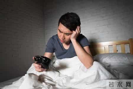 调查发现：每次睡前玩手机的人，不出几个月，睡眠或有4变化