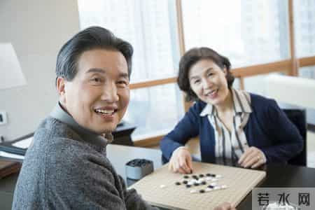 我发现1个很反常的社会现象，60至75岁的退休老人，竟然这样生活