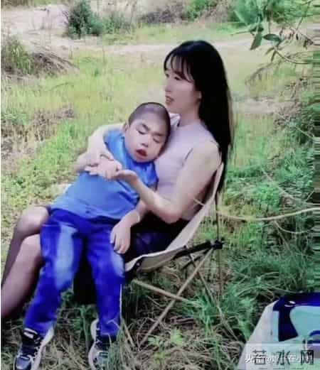 痛心！陕西15岁“巨婴”孙宝去世，妈妈背着爬华山，网友：解脱了