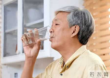 人有没有肾病，看喝水就知？医生：有肾病的人，喝水多会有4异常