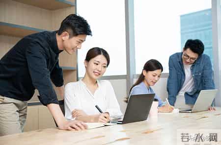 应届生晒 20 万年薪遭举报开除！仇富降级，打工人为何互害？