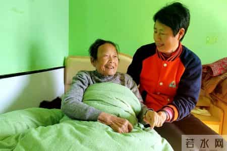 锦旗映初心 康养暖夕阳-舞钢养老院深耕养老服务 用初心点亮夕阳红