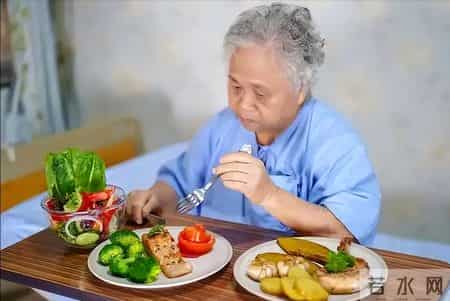 医生调查发现：癌症患者过了75岁，基本都有这4现状，坦然接受