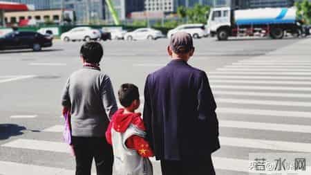 73岁丁克老人住养老院半年后，发出忠告：人这一生，一定要有孩子