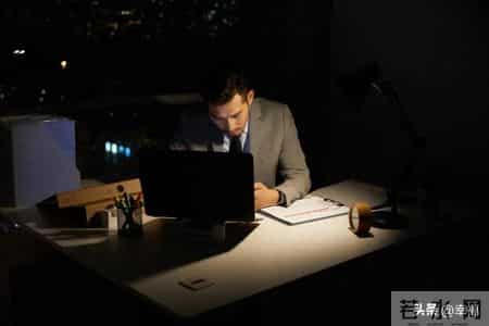 人在单位：三分装，七分藏，这才是最高级的生存智慧