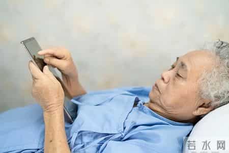 调查发现：每次睡前玩手机的人，不出几个月，睡眠或有3变化