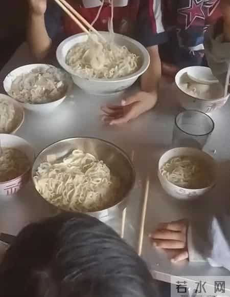 将来能送外卖就算翻身！生6个孩子吃白水送挂面，萝卜都添不起!