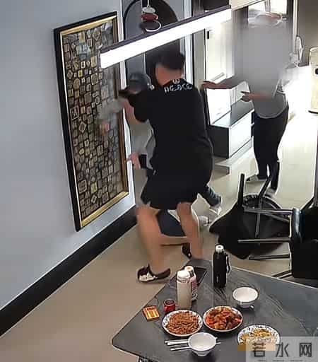 寒心！女子产后遭丈夫殴打，丈夫拒不离婚。