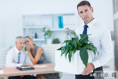 为什么中年失业后，有人越混越差，有人逆风翻盘？三个思维差异