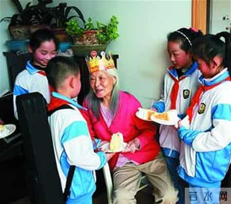 缩小“老人”与“中人”养老金差距，让公平成为对前辈最好的致敬