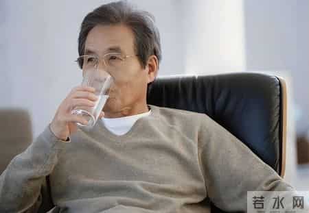 血栓和喝水有关？医生发现：越喜欢睡前喝水的老人，越容易有血栓