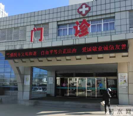 疼死了！新生儿被剪断手指紧急转院，暂不谈赔偿，家属发声太揪心