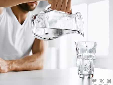 40岁男子嗓子疼，4天后呕血死亡，死亡原因让人直呼：真没想到