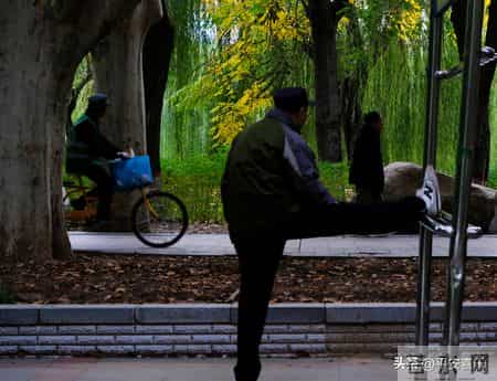 “外包儿女”上门服务，亲情能买吗？背后真相让人沉默。