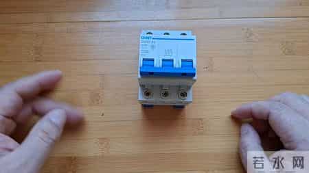 老电工送电，合上闸再拉下来再合，第三次才正式合闸，为什么