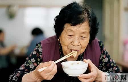 吃饭8分饱被推翻了？医生调查：过了53岁，吃饭尽量要做到这5点