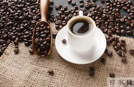 一旦患上骨质疏松，4种食物要忌口！医生：吃得越多骨钙流失越快