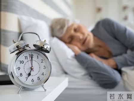 再这样睡觉，血管就要堵死了，老人4种错误的睡觉习惯要纠正