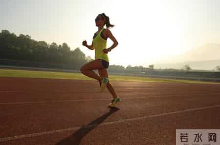 花生是高血压推进器？医生：不想血压飙升，远离2黄2白！