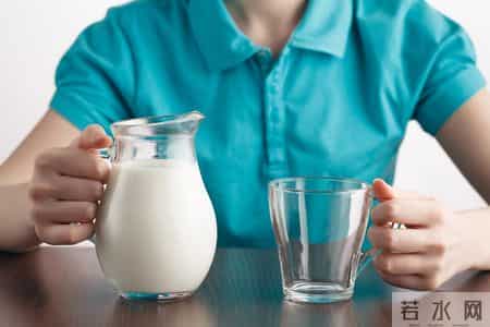 糖友喝牛奶最佳时间：早上喝还是睡前喝？喝错了，血糖越喝越不稳
