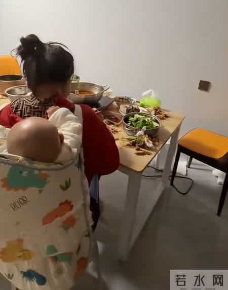 “仇人看了也释怀了”，宝妈抱着三个娃艰难吃饭，网友：自我感动