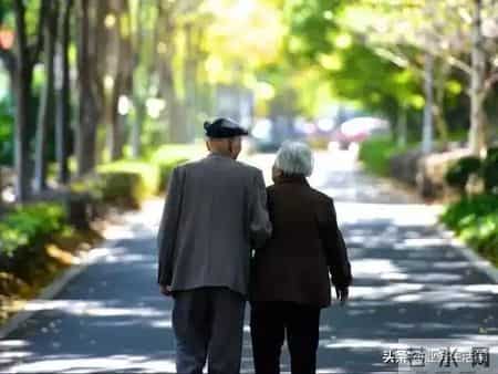 人过70别糊涂，只要守住两物不松手，晚年的尊严根本不用求人