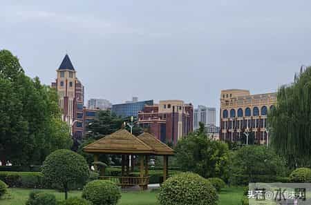 普通人赚大钱的底层逻辑： 赚快钱靠踩风口，守住钱要靠真本事！