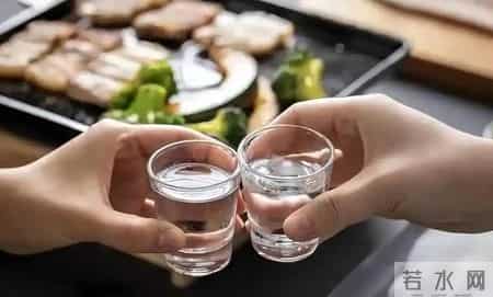 医生研究发现：每日饮酒的糖尿病人，多数临近60岁或有几种异样