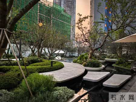 在施工管理中，如何协调不同阶段的建设规模