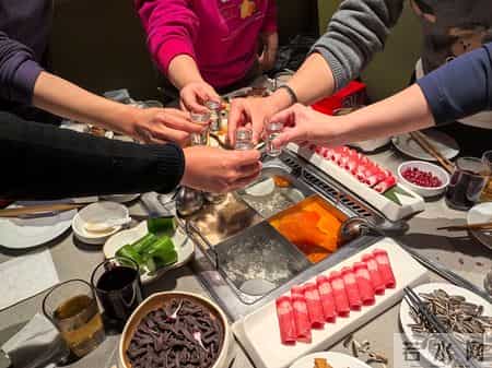 不止恶心！海底捞事件撕开"巨婴式育儿"遮羞布网友，缺的是家教