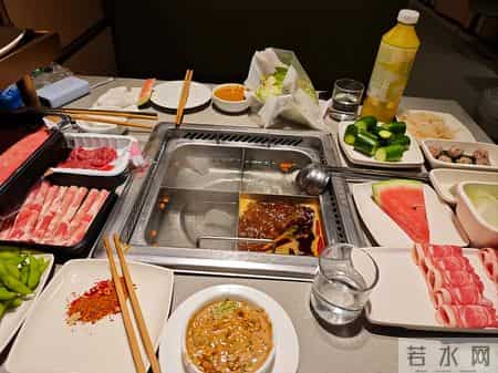 不止恶心！海底捞事件撕开"巨婴式育儿"遮羞布网友，缺的是家教