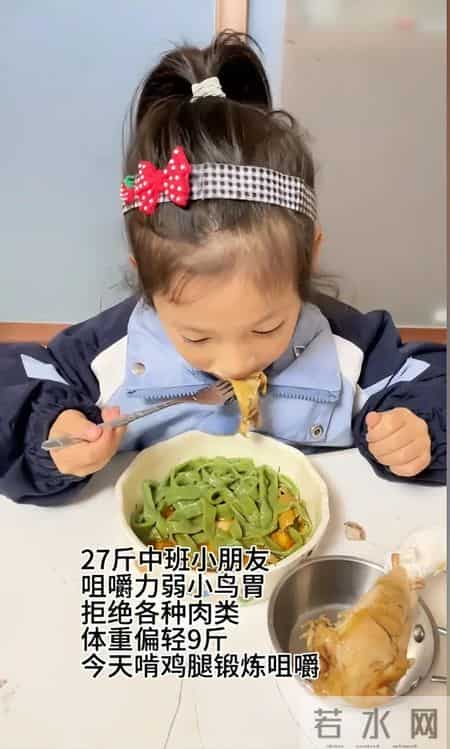 5岁女孩“不会吃饭”，家长教导反被喷：惯成这样，已经没救了