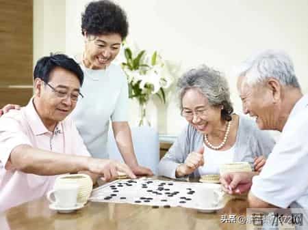 老了才明白，退休远离广场舞麻将桌，不是孤僻是清醒活法