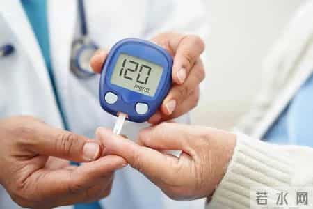 苹果是糖尿病的催化剂？医生再次提醒：不想血糖飙升，4物别多吃