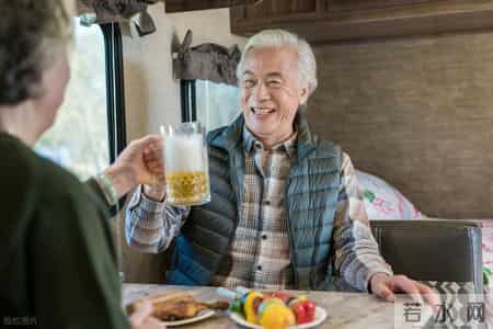 高血压一口酒都不能喝？医生怒斥：高血压还喝这3样，不要命了