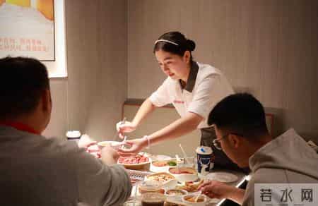 不止恶心！海底捞事件撕开"巨婴式育儿"遮羞布网友，缺的是家教