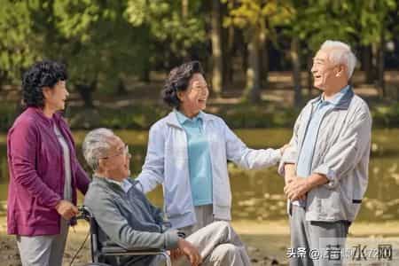 老了才明白，退休远离广场舞麻将桌，不是孤僻是清醒活法