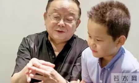 为真爱买单！77岁王刚垂垂老矣，小20岁妻子每天还要照顾三位老人