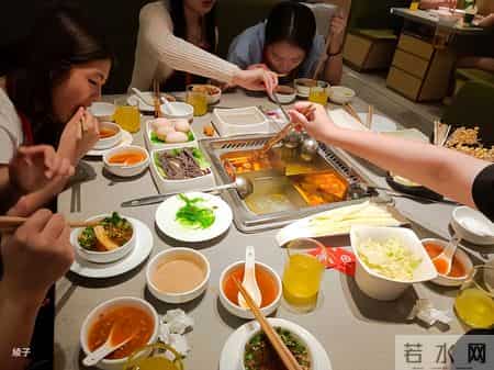 不止恶心！海底捞事件撕开"巨婴式育儿"遮羞布网友，缺的是家教