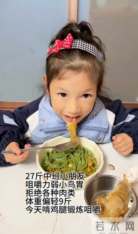 5岁女孩“不会吃饭”，家长教导反被喷：惯成这样，已经没救了