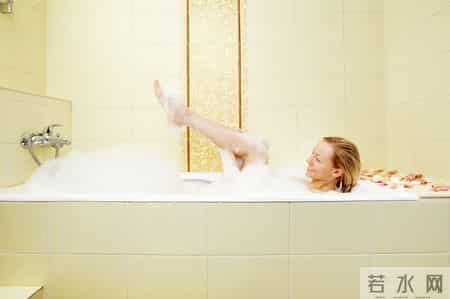 洗澡可能影响寿命！医生再次提醒：68岁以后，牢记洗澡“3不要”