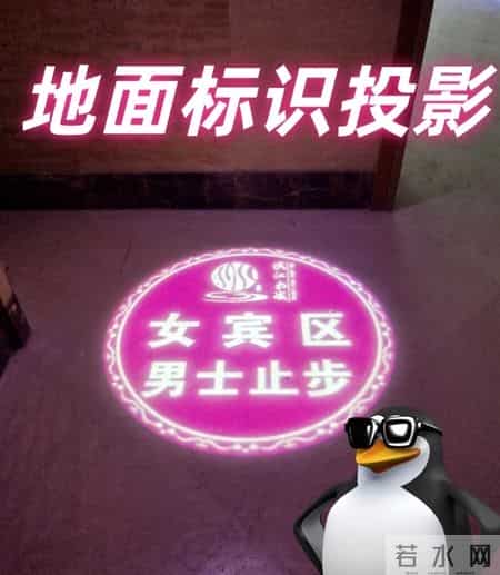 一个妈妈带娃洗澡被拦，店家不让进还提这要求，她当场哭了
