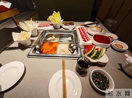 不止恶心！海底捞事件撕开"巨婴式育儿"遮羞布网友，缺的是家教