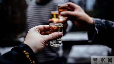 医生研究发现：每日饮酒的糖尿病人，多数临近60岁或有几种异样