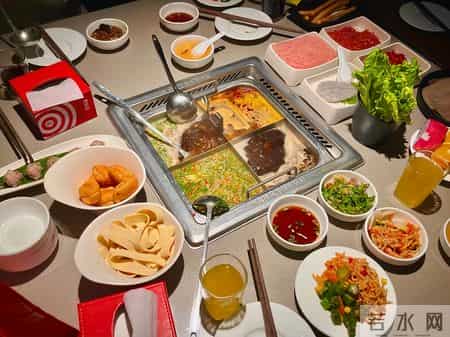 不止恶心！海底捞事件撕开"巨婴式育儿"遮羞布网友，缺的是家教