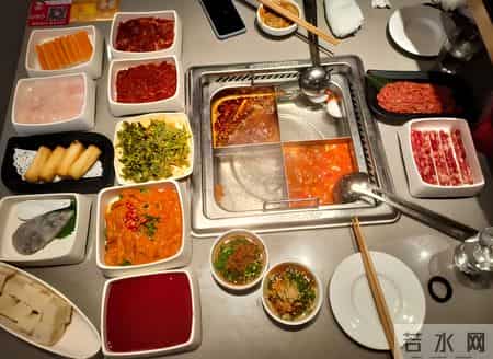 不止恶心！海底捞事件撕开"巨婴式育儿"遮羞布网友，缺的是家教