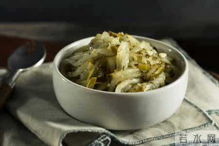 咸菜立大功？医生调查发现：高血脂患者吃咸菜时，要多注意这几点