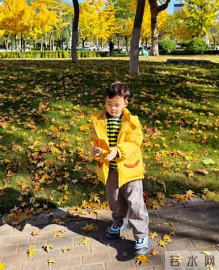 孩子小时候缺爱，长大再补这个爱就是打扰了