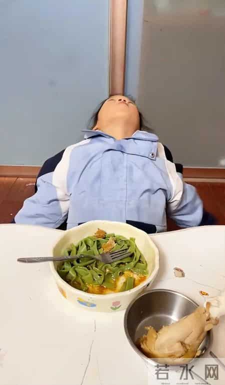 5岁女孩“不会吃饭”，家长教导反被喷：惯成这样，已经没救了