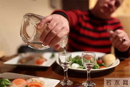 医生坦言：老人若戒掉喝酒，不出半年时间，身体或会有这几个改变